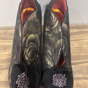 Poetic License gold and black poppy pumps